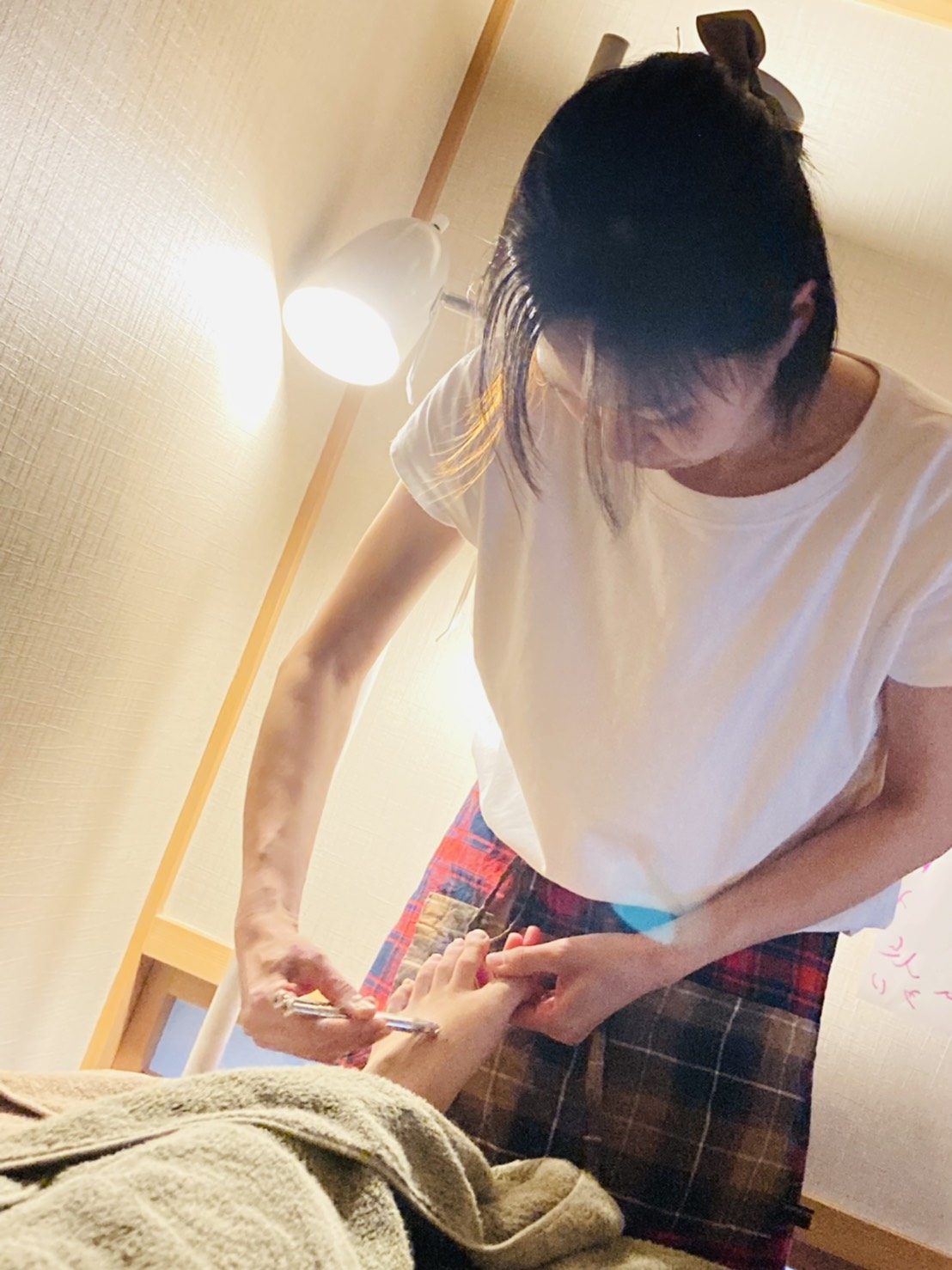 イトオテルミーの施術をする北野和歌子